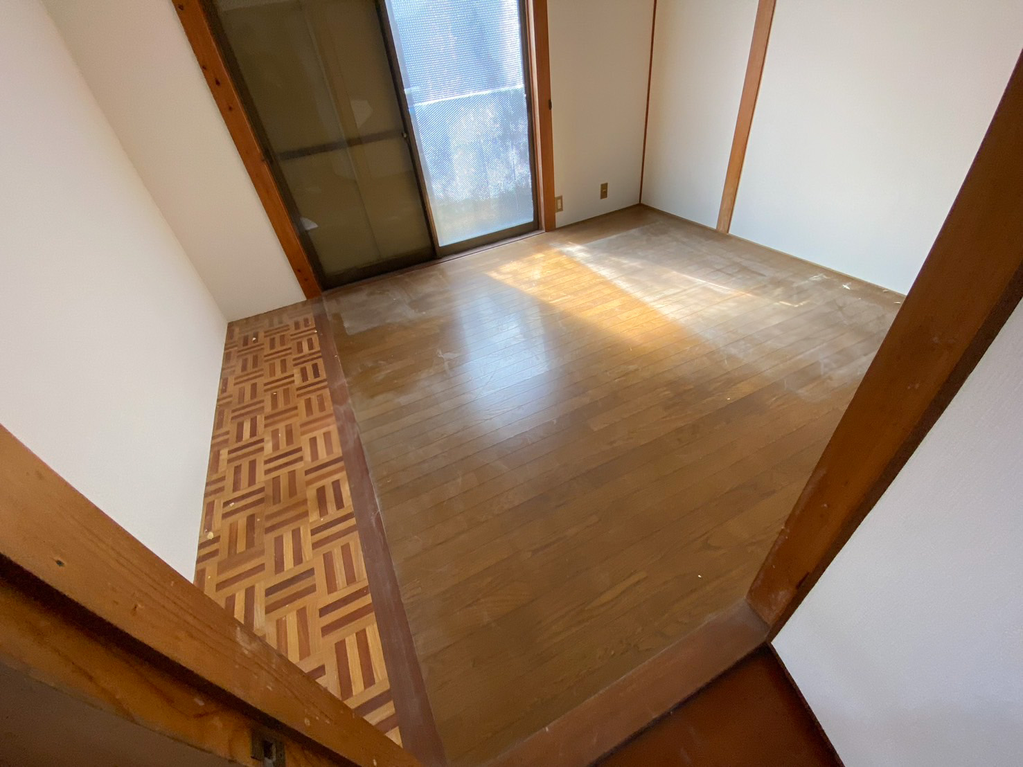 リビングルーム・フロアタイル施工前