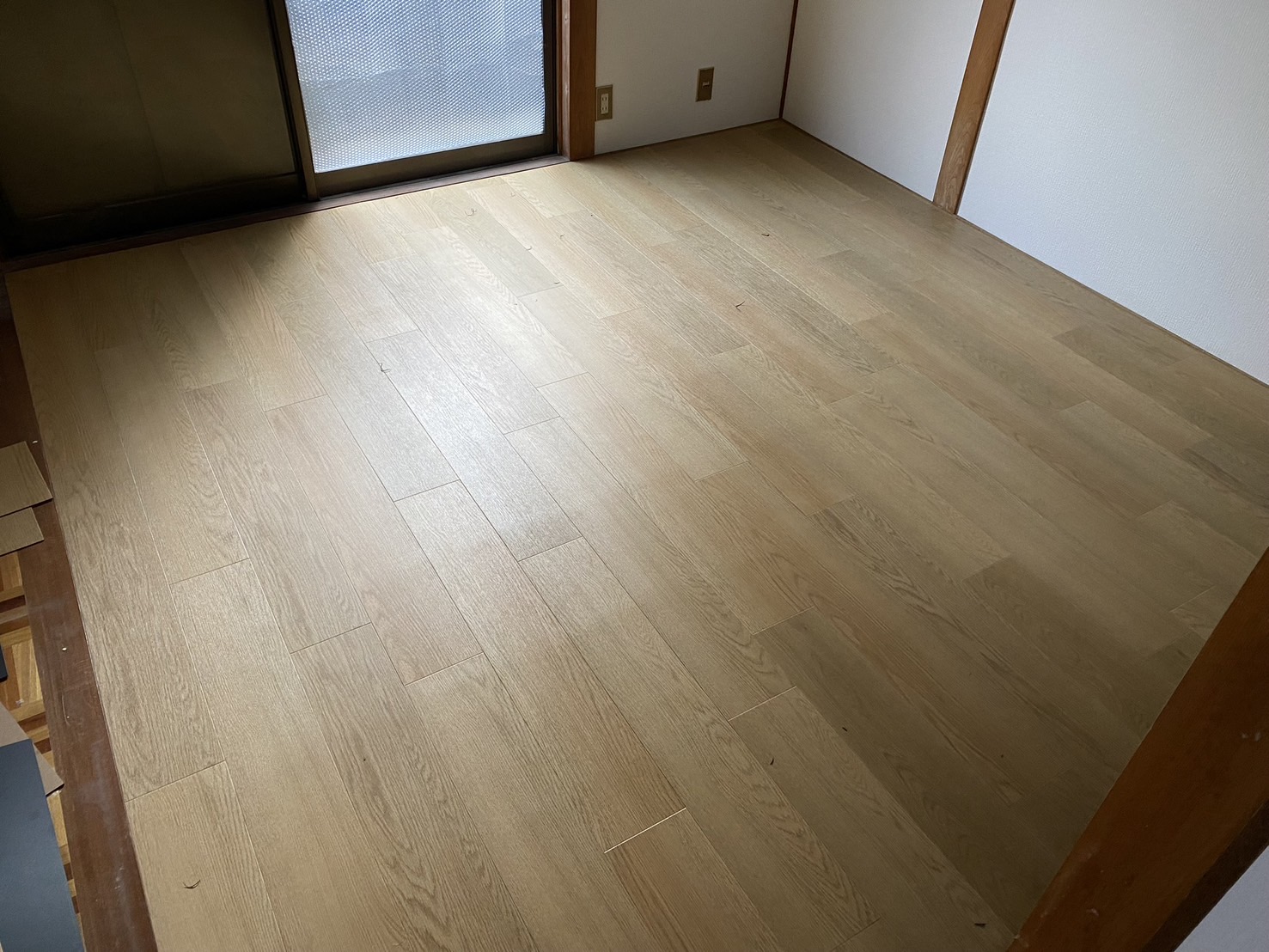 リビングルーム・フロアタイル施工後