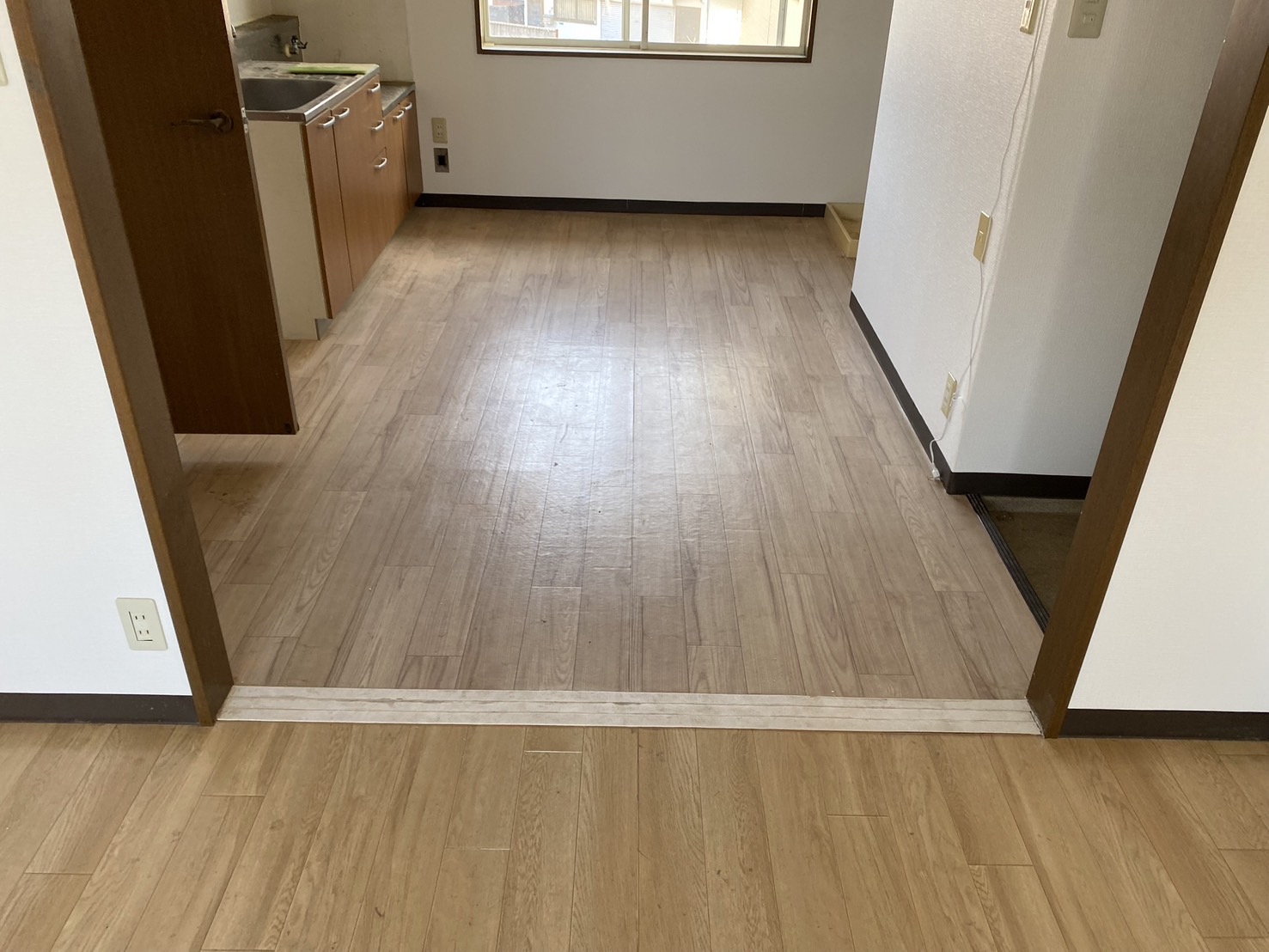 キッチン・フロアタイル施工前