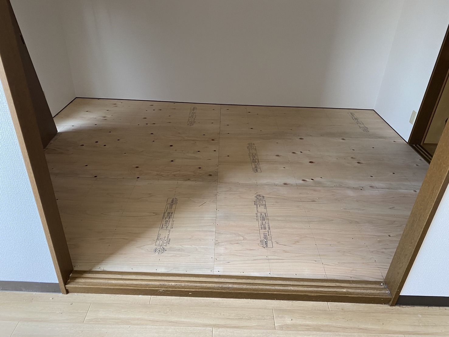 居間・フロアタイル施工前